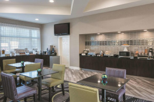  MyTravelution | La Quinta Inn & Suites by Wyndham Orlando Airport North Lobby