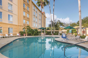  MyTravelution | La Quinta Inn & Suites by Wyndham Orlando Airport North Room
