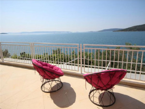  MyTravelution | Croatia Sea Front Villa Room