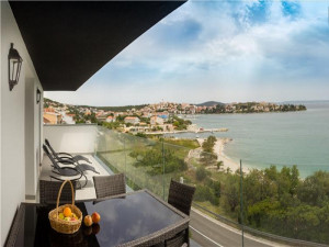  MyTravelution | 7 Bedroom Villa with Pool & Sea Views in Seget Vranjica nea Room