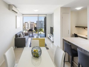  MyTravelution | Oaks Brisbane Woolloongabba Suites Room